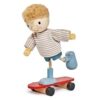 Tender Leaf Toys – Edward & Skateboard Für Puppenhaus