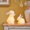 Lights4fun 2er Set LED-Osterhasen aus Porzellan mit Timer